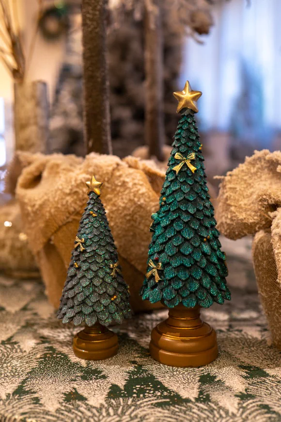 due alberi di Natale decorativi e materici