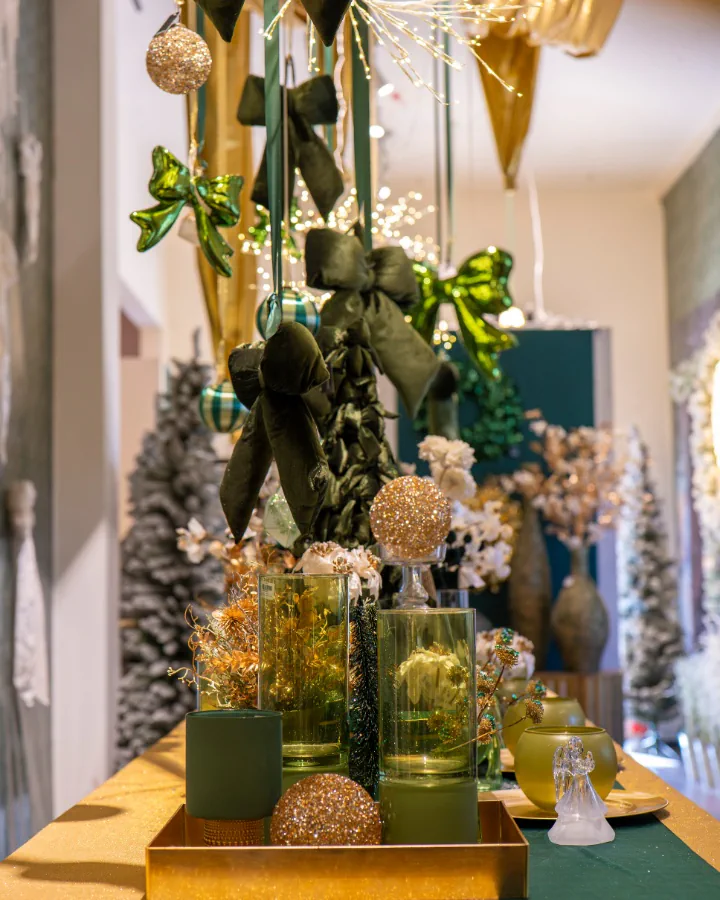 Angolo verde petrolio, oro e verde nello showroom